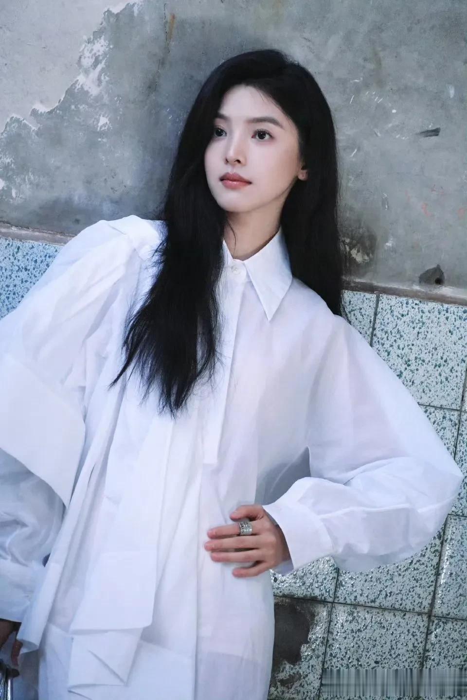 章若楠:一件白衫,美到犯规