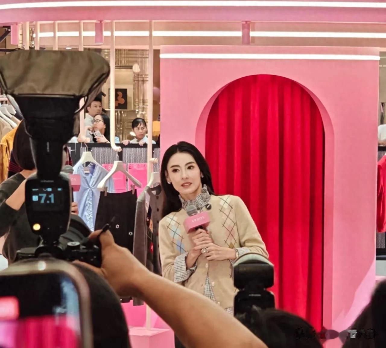 45岁张柏芝重庆亮相状态绝了休闲格子风穿搭黑长直秀发乌黑浓密