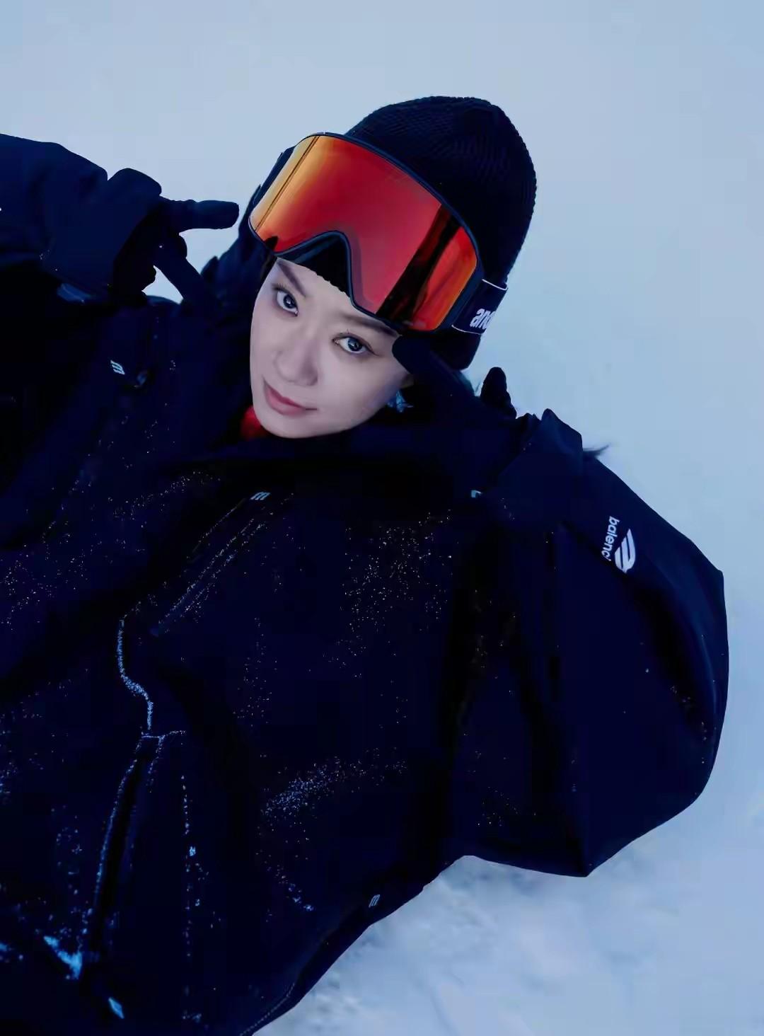 张小斐40岁生日照曝光，温柔和气场两手抓，雪地大片美到犯规