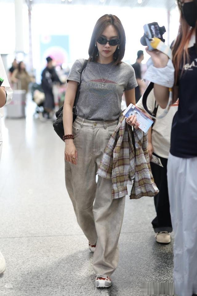 王霏霏现身北京机场,身穿灰色T恤米色裤子休闲酷飒