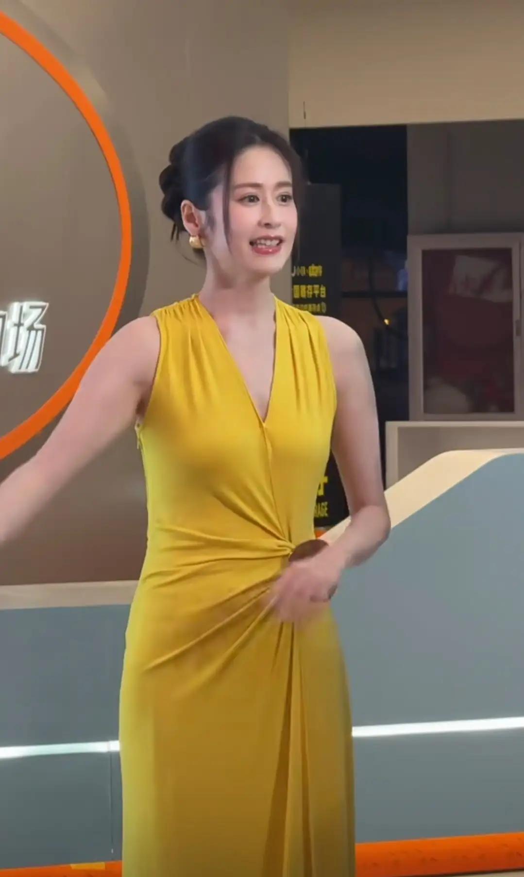 颖儿穿黄色裙子，鲜艳明媚大气！