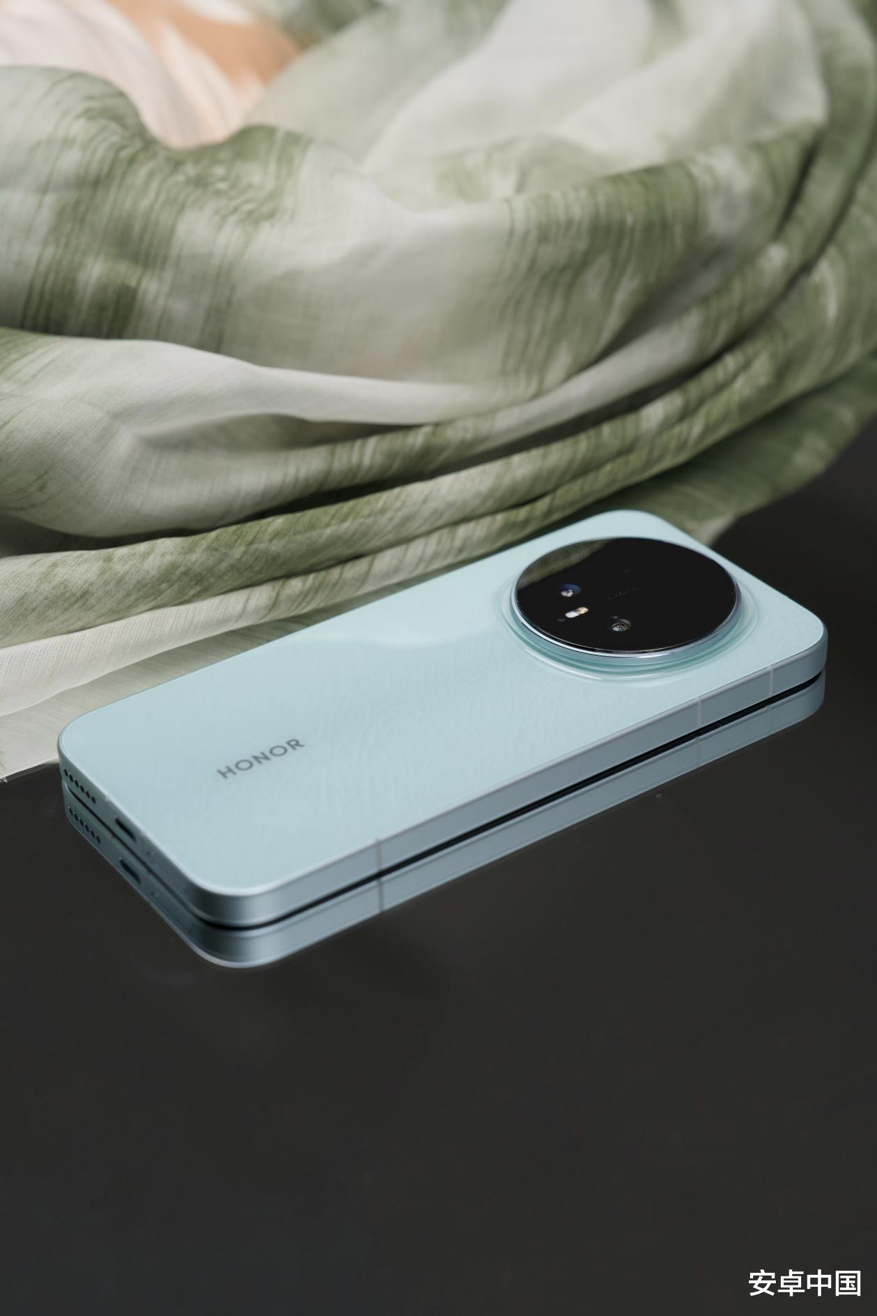 榮耀Magic8圖賞：超絕天青釉，窄邊藏巧思