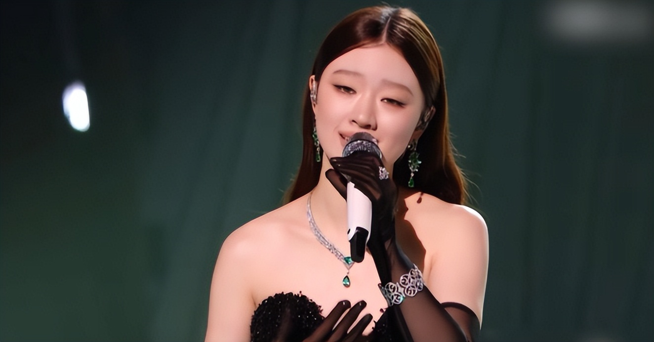 远离造神陷阱，官媒采访暴露单依纯真实处境，给所有歌手提了个醒