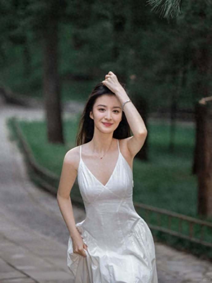 王楚然的白色穿搭美疯了，完全长在审美点上！ ???
