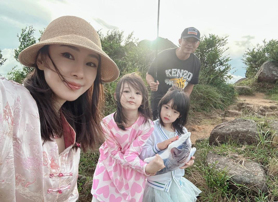 贾晓晨幸福晒照，大女儿帮带狗小女儿给包饺子，孩子大了开始享福