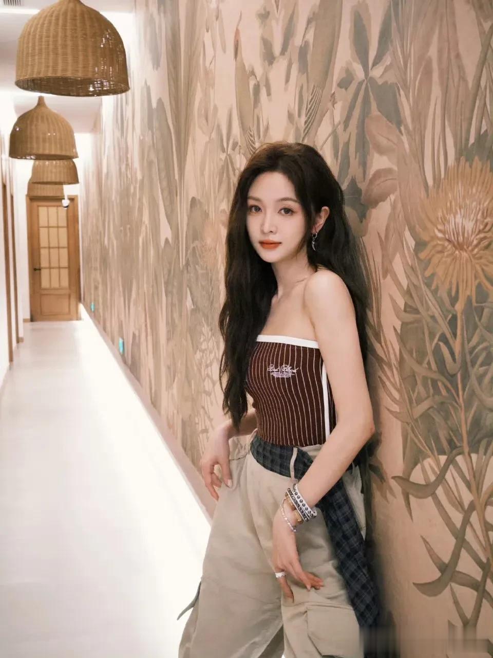 吴宣仪:长发+抹胸,美到开挂?