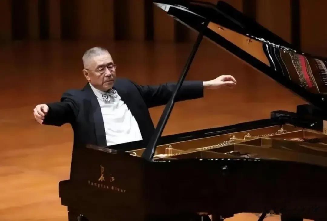 看了86岁刘诗昆携娇妻、幼子戏水的画面，才明白87岁范曾输到哪了