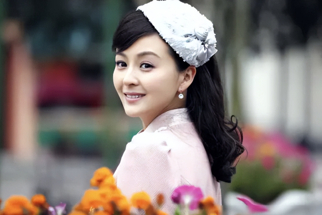 出道多年零绯闻,被富商苦追十年才结婚,如今一家三口很幸福