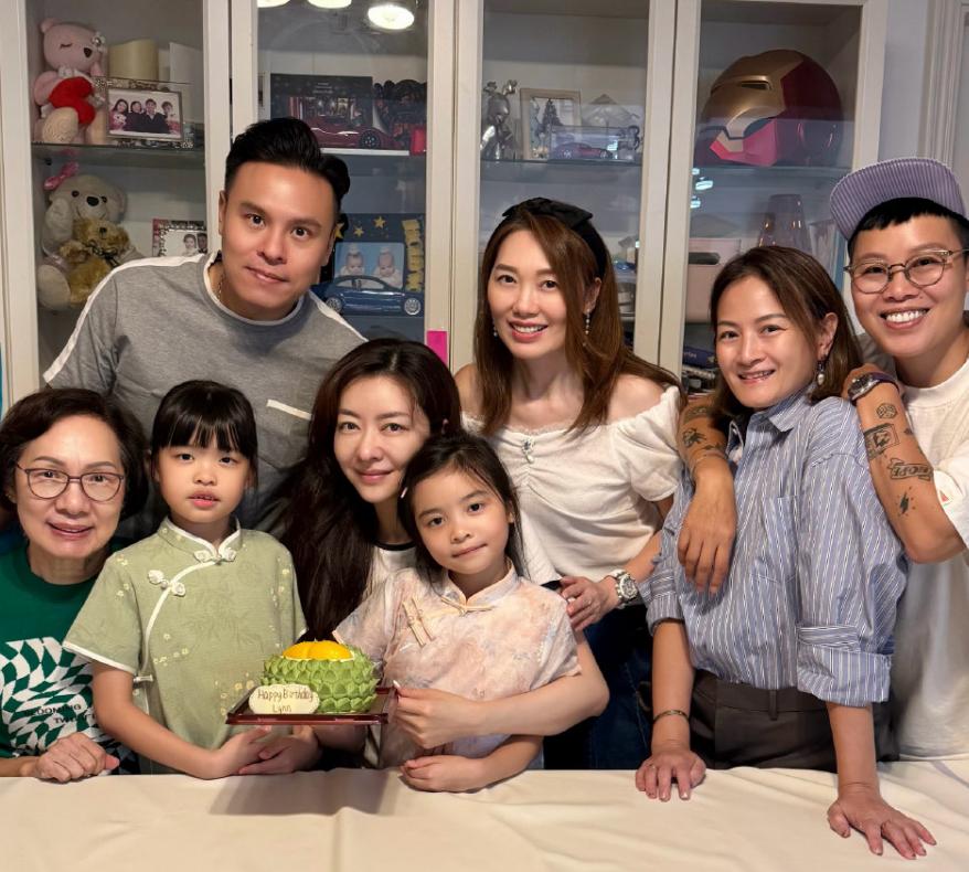 熊黛林庆45岁生日，婆婆首度出镜优雅，7岁双胞胎女儿的牙齿不齐