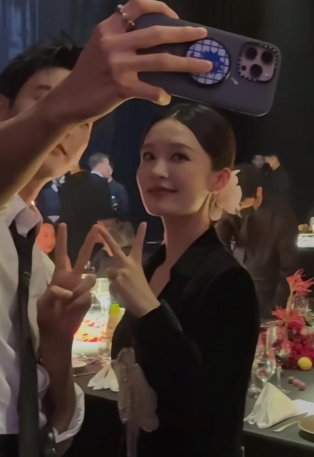 W主编搂着唐嫣，刘诗诗杨幂坐嘉人总裁身边，孙俪跟外国高管热聊