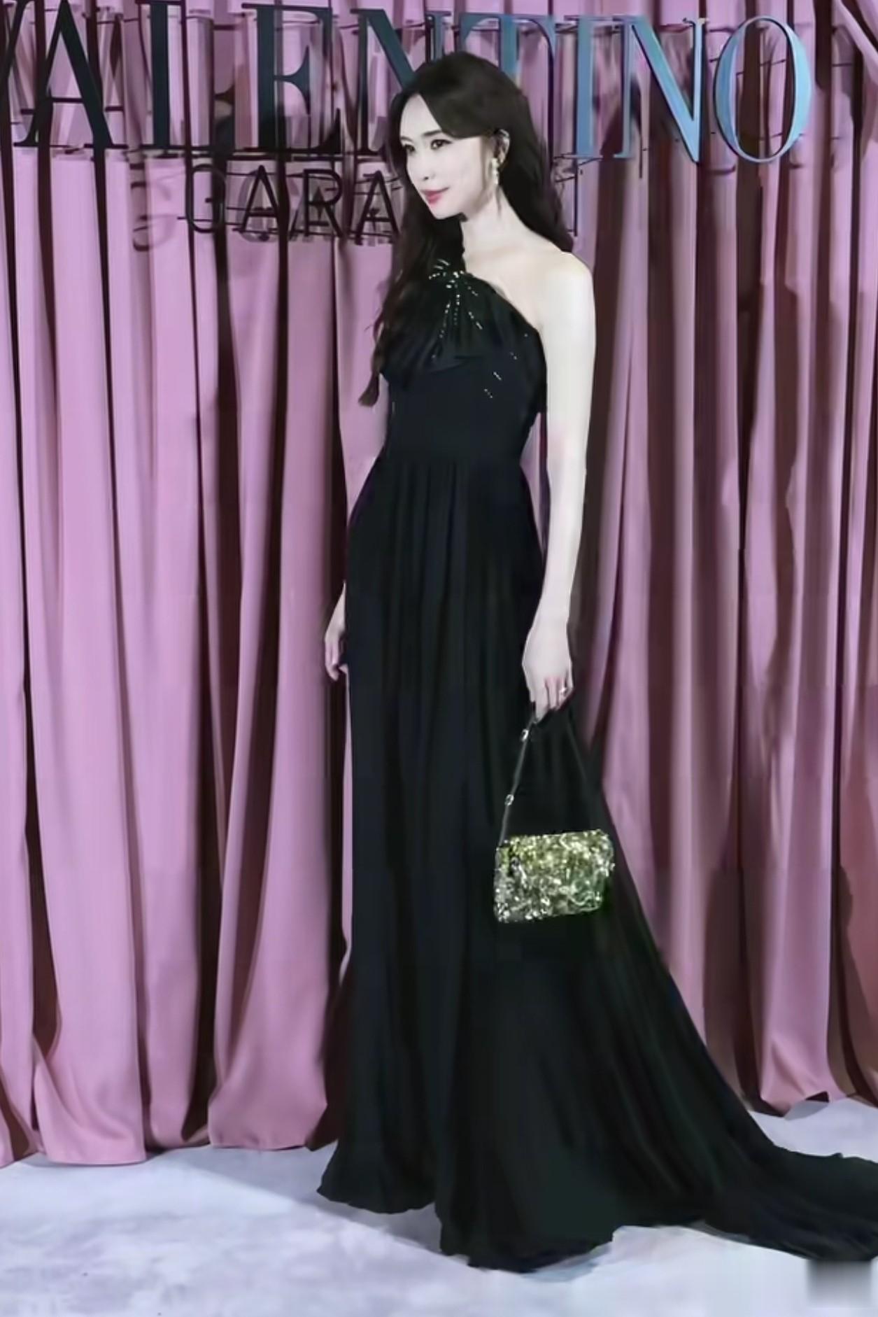 51岁林志玲活动穿搭：微卷发+黑色斜肩裙，少女感满满，不老女神