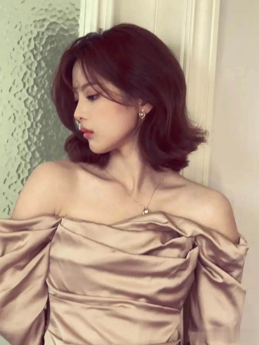 杨超越穿裸色露肩裙优雅精致 留微卷短发港风满满