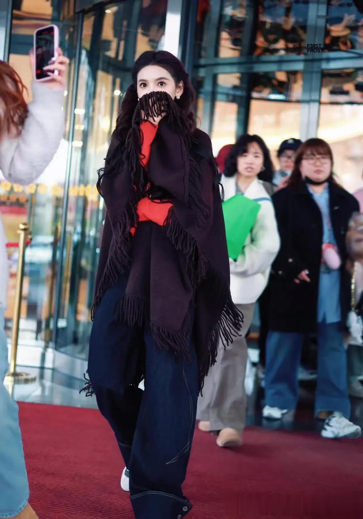 章若楠私服穿搭真时髦!披肩+红色针织衫+阔腿牛仔裤,高级又洋气