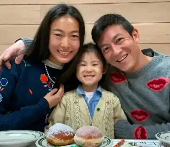 陈冠希现身河南开封，陪老婆回娘家，和姑妈合影拘谨，豆豆鞋抢镜