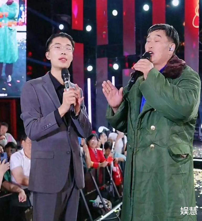 大衣哥受邀参加郭有才“周年庆”,三首歌唱罢,十几万酬劳到手