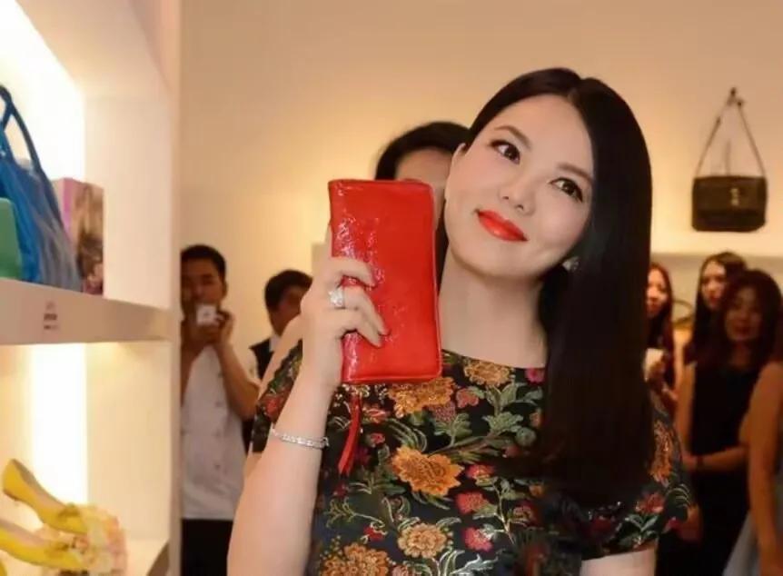 娱乐圈疯狂减肥，44 岁阿娇现身机场，胖若企鹅，没有一点容貌焦虑！