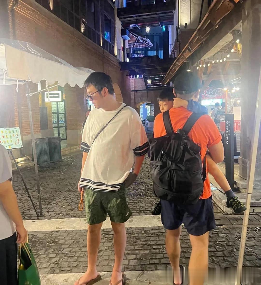 42岁雷佳音在曼谷逛夜市，整个人透露出一股中年男性的油腻感