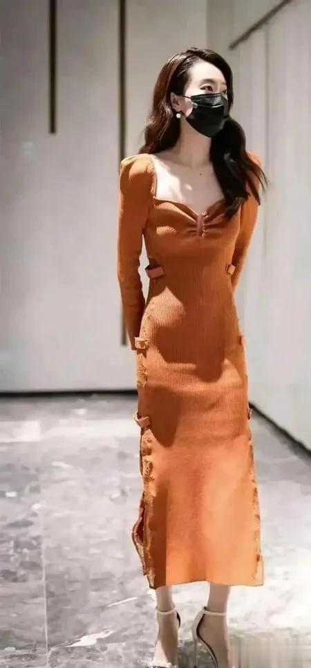 张小斐瘦身过度引争议，胸平小肚显，但气质仍在，性感由内而外？