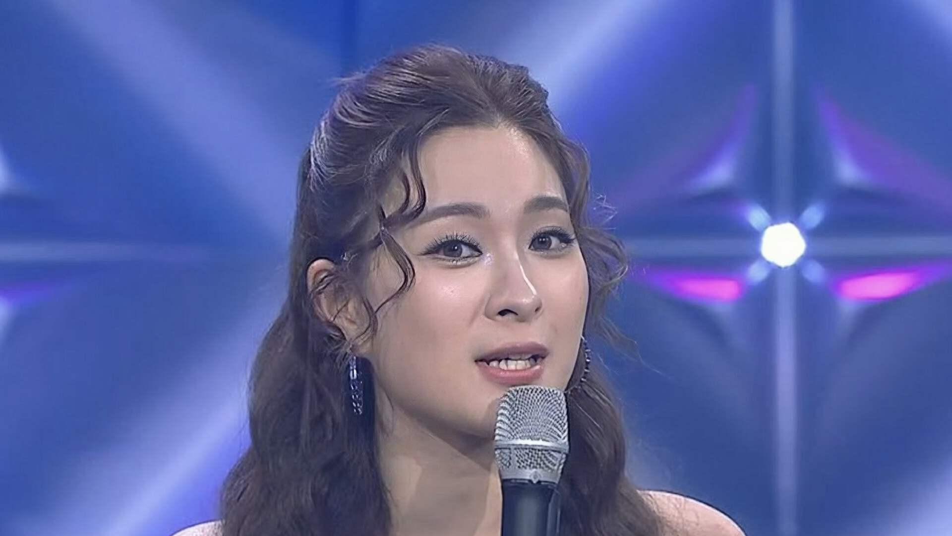 TVB女星遭洗版式差评，主持直播节目自炒绯闻，备受公司高层力捧