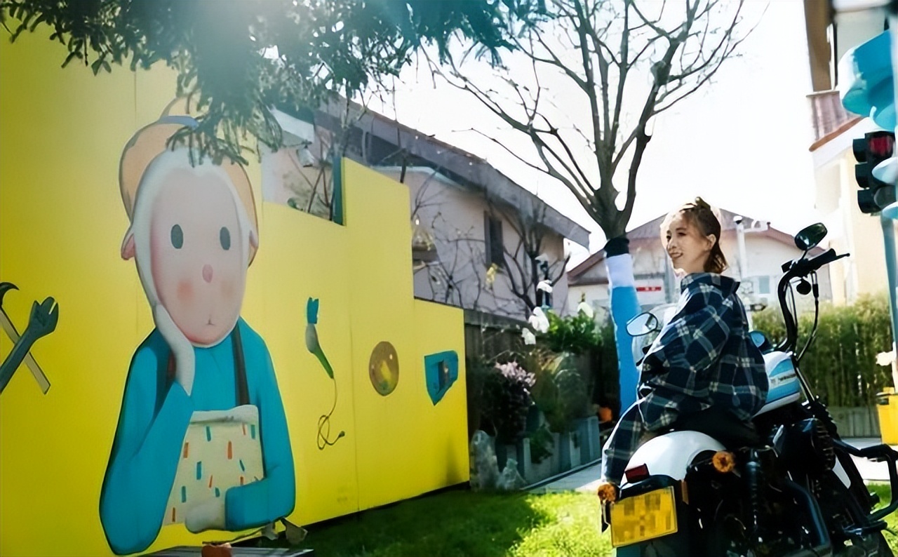 34岁过气“超女”现状曝光：没钱，租房种菜，活成娱乐圈李子柒