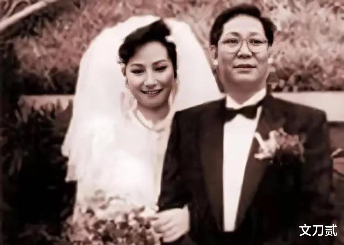 怼到赌王哑口，唱到刘德华跪服，“音乐真神”徐小凤为何遗憾离场