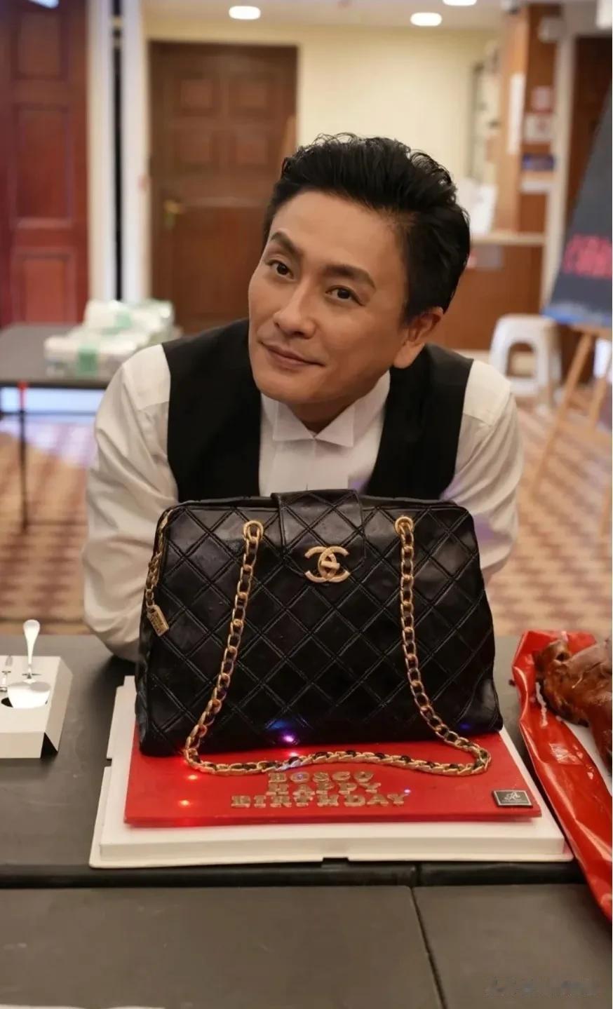 黄宗泽片场庆生,奢侈包包造型的蛋糕好有创意,许愿無天灾無人祸