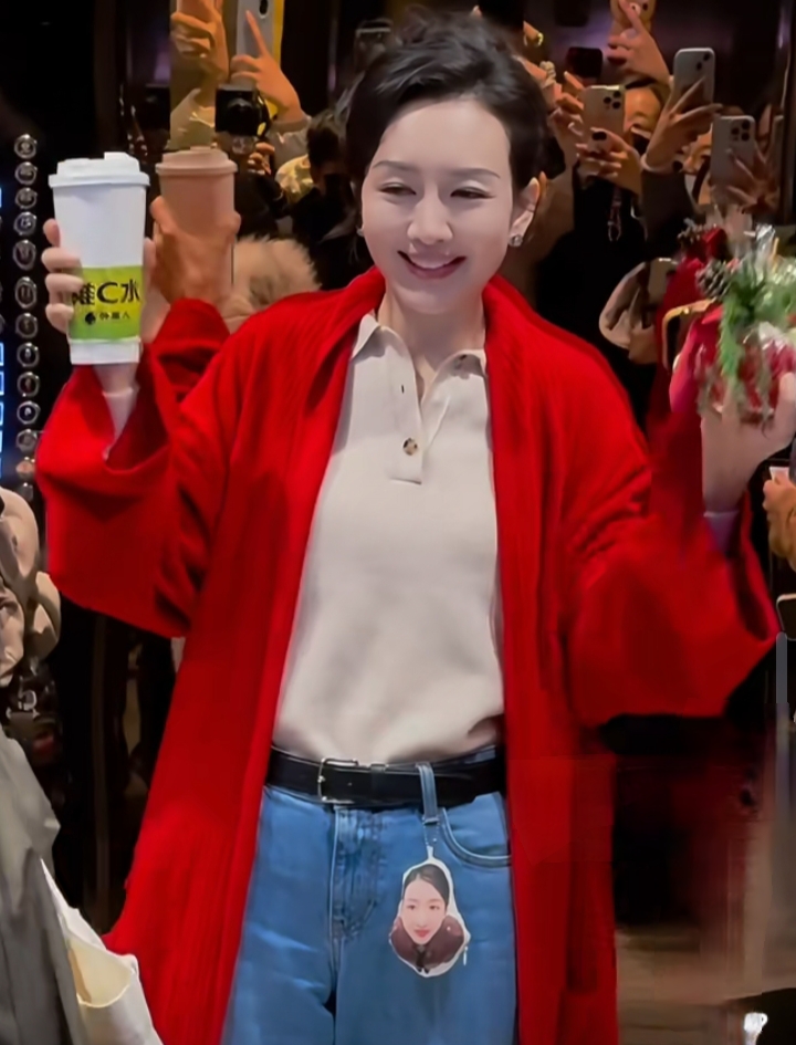 王鸥手持鲜花笑意温柔 红衣配牛仔裤尽显大气明艳之美，颜值超抗打