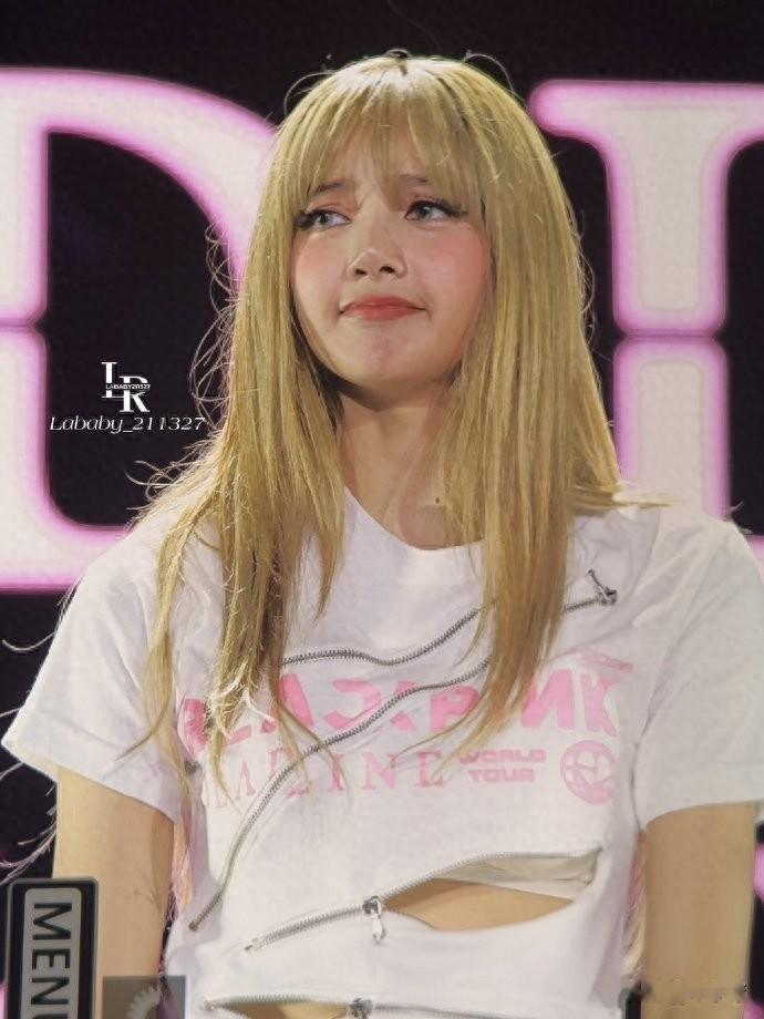 Lisa现在恢复铁刘海也回不到从前了，粉丝修图也没用，脸部发福了