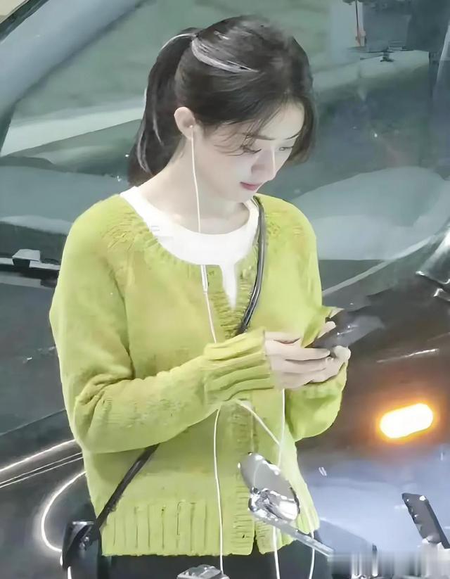 赵丽颖私下状态曝光，素颜出镜居然是这样，没有大家说的那么好看