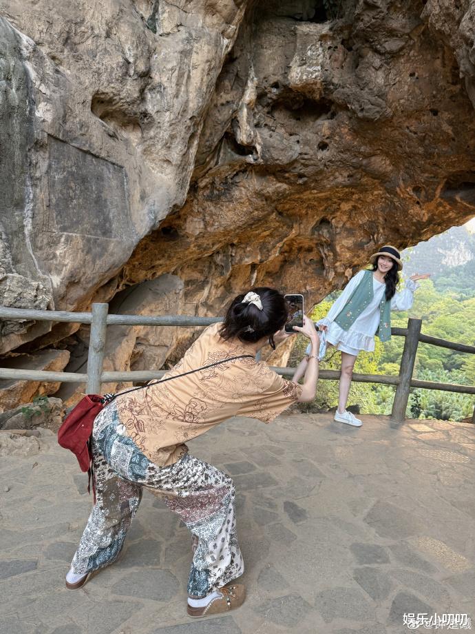太拼了！钟楚曦化身满分旅游搭子，为好友出片各种高难度拍摄