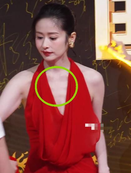 河北偶遇佟丽娅高露聚餐，素颜生图显老又一般，棉袄掉色像旧的