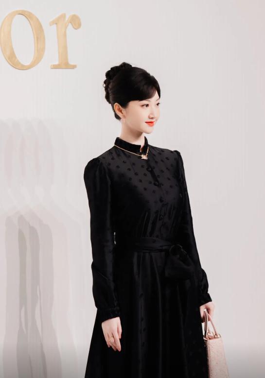 章子怡没想到，迪奥这次妖艳四射的自己，竟败给全裹出镜的郑钦文