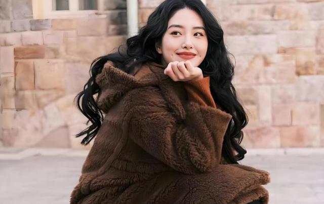 ?近日，32岁的杨采钰毫无保留地公开了自己的孕肚照