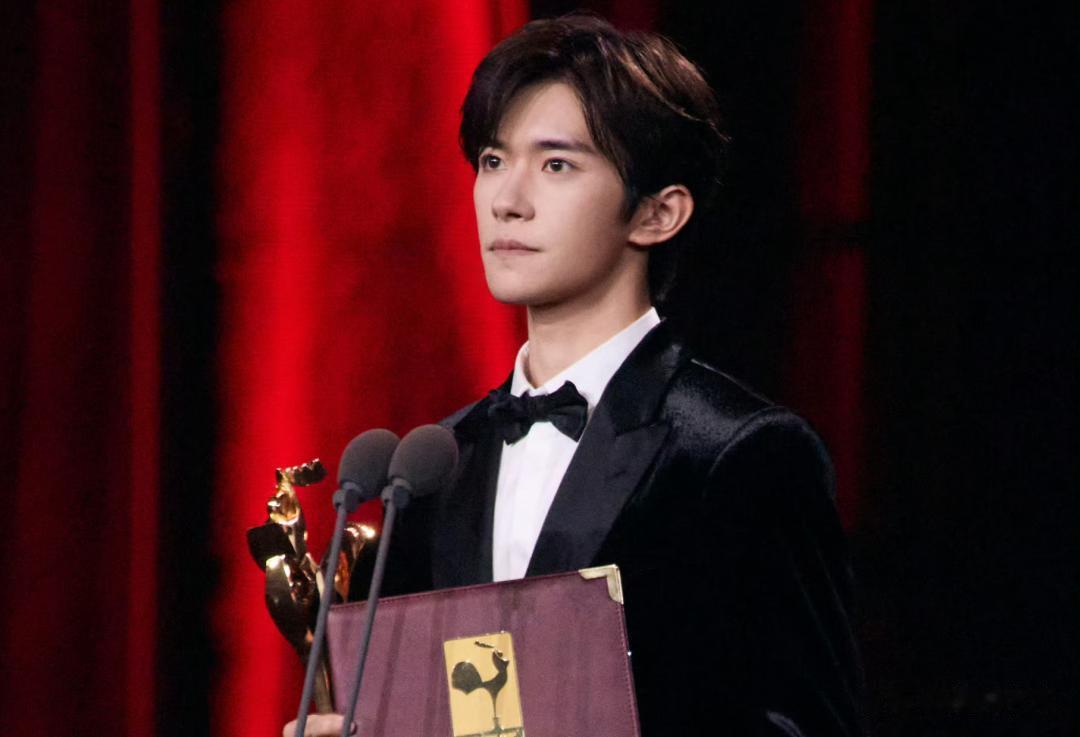 业内曝瓜!顶流男演员跟女歌手恋爱,细节跟易烊千玺单依纯对上了