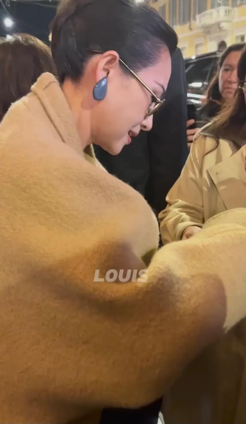 章子怡重返米兰时装周,一身蓝色阿玛尼很贵气,和胡歌坐一起养眼