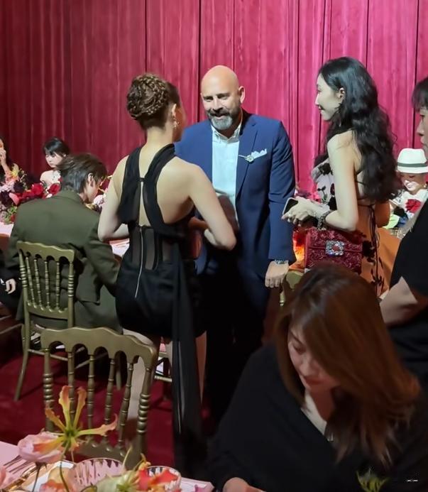 何超莲出席晚宴，穿衣越来越大胆，看清背影的那一刻，网友炸锅了