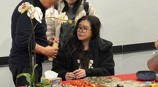 58岁王祖贤罕见露面，打扮低调声音甜美，眼睛一大一小令人担忧