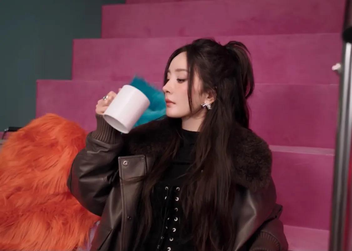 杨幂穿豹纹高跟鞋坐地上,她玩弹珠的样子很美,她长了一张建模脸