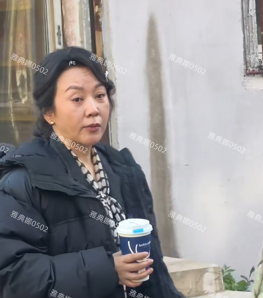 天啊这居然是闫妮第一眼看成倪萍了, 离开美颜滤镜本人一点不年轻