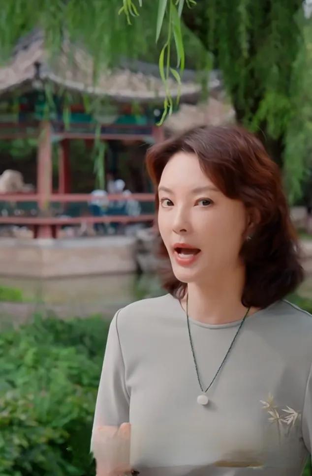 刘芳菲分享白露节气，身着浅灰色裙装搭配精致项链，尽显优雅气质