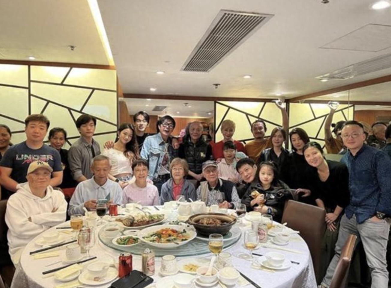 钱小豪家族春节聚会，三代同堂拜年好热闹，35岁长子身材健硕抢镜