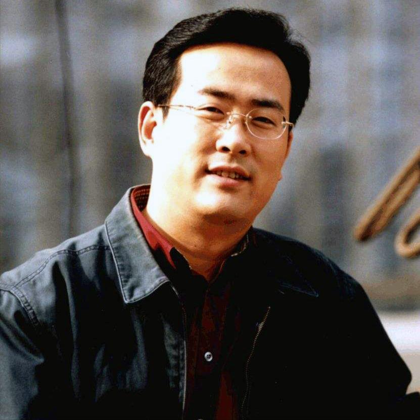 辞去央视工作，嫁大18岁李铁为妻，如今52岁张泉灵已走上另一条路