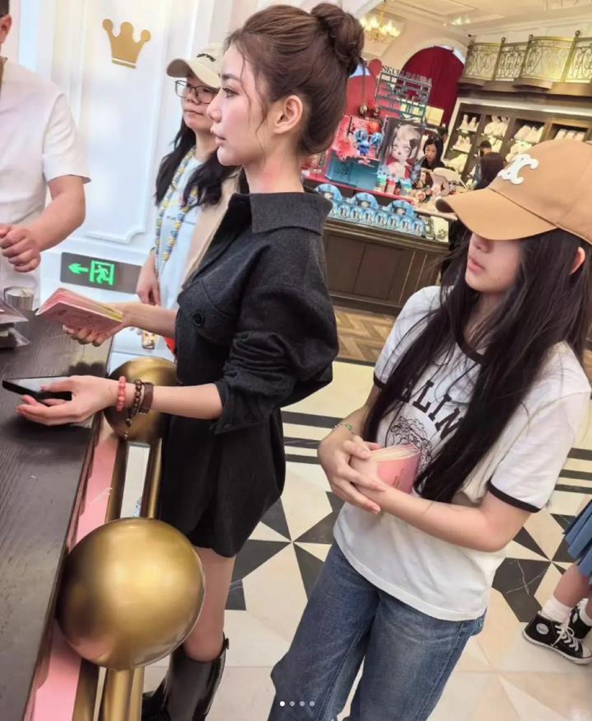 S妈和汪小菲对簿公堂!大S律师刚表态,不到12小时,张兰律师发声