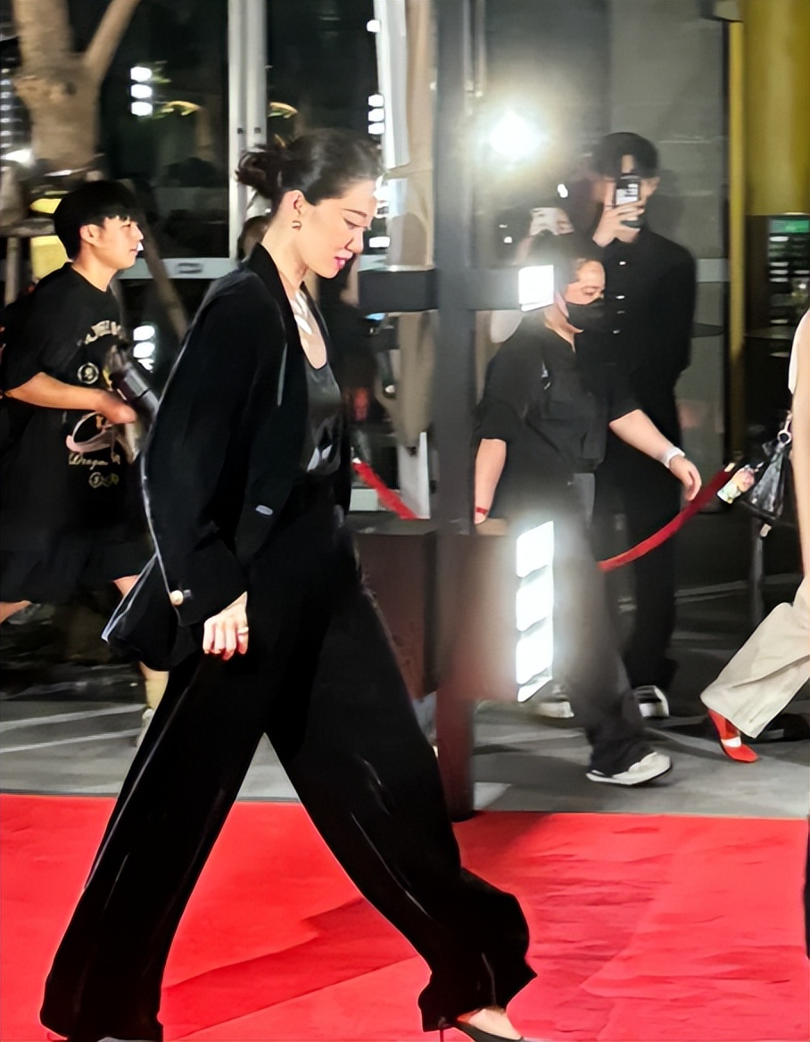 上海红毯，李沁好肿，朱珠太惊艳，张予曦皮包骨，高叶穿了像没穿