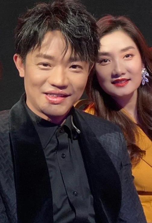 演唱会取消4个月后，44岁玲花突传喜讯，曾毅终为自己的错误买单