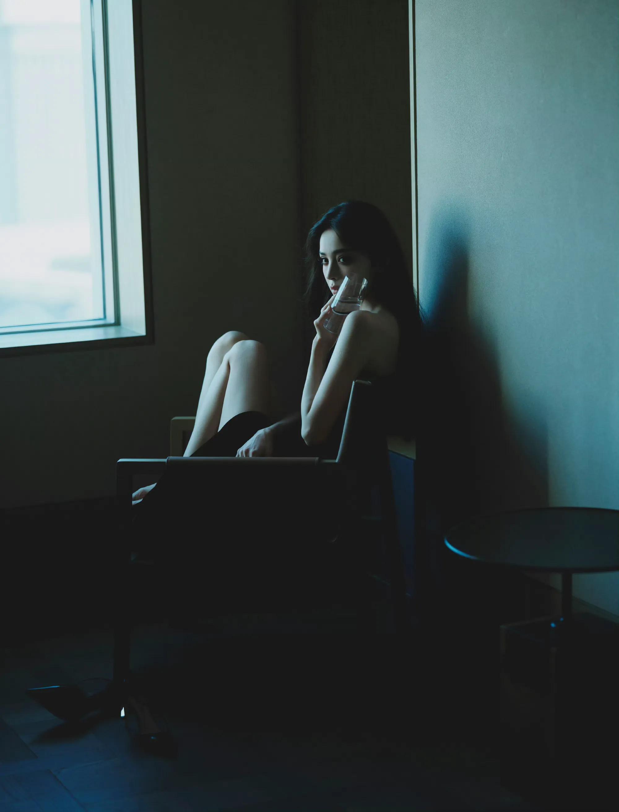 古力娜扎丝绒褶皱中透着光的顿挫交织处，寻一缕闪动