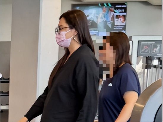 58岁王祖贤健身房运动，举铁戴口罩眉头紧皱，肚大如箩真该减肥了