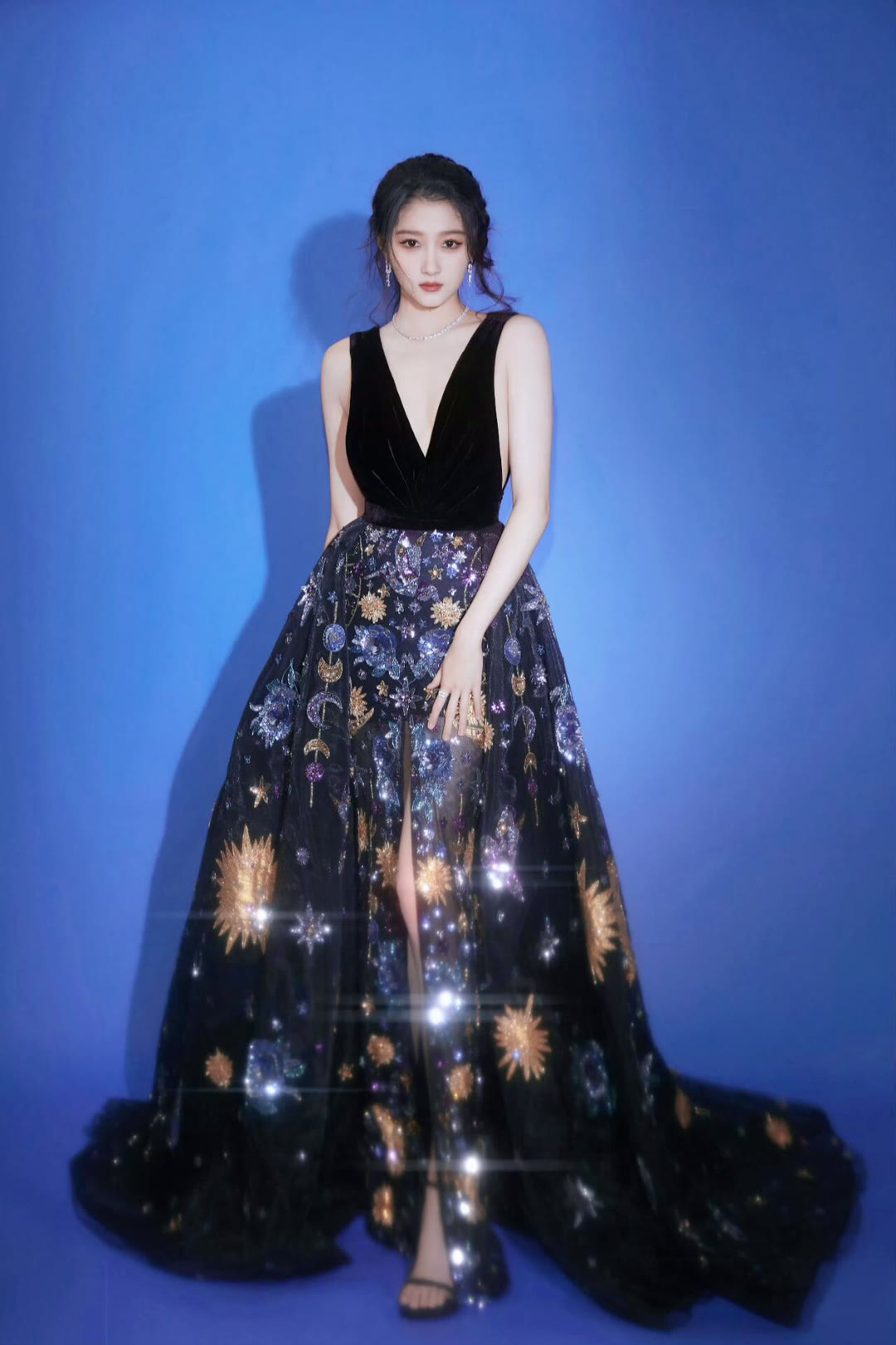 关晓彤黑银亮片裙造型，飒爽气场直接拉满