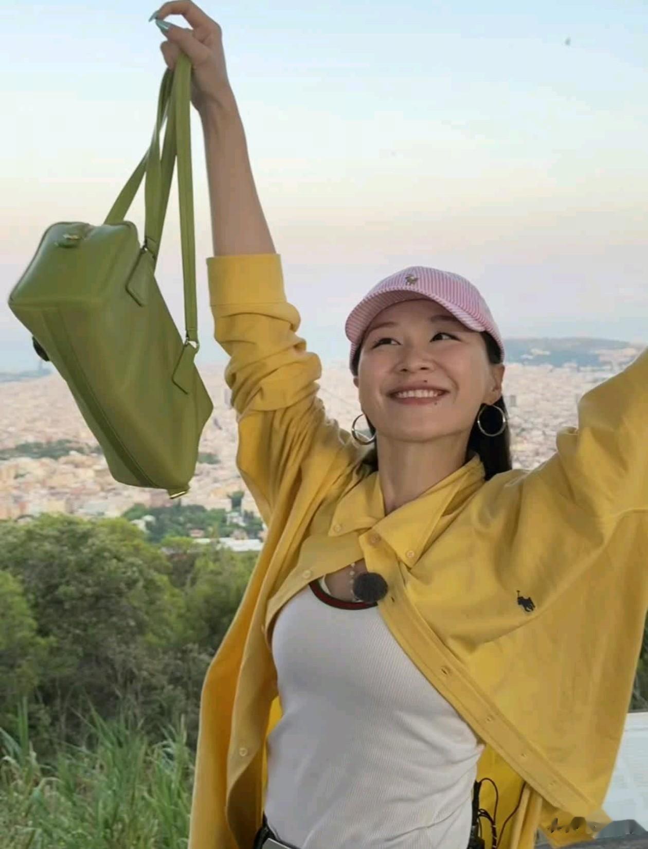 32岁金靖秋日穿搭:棒球帽+黄外套+半身裙,减龄又时尚,像25岁