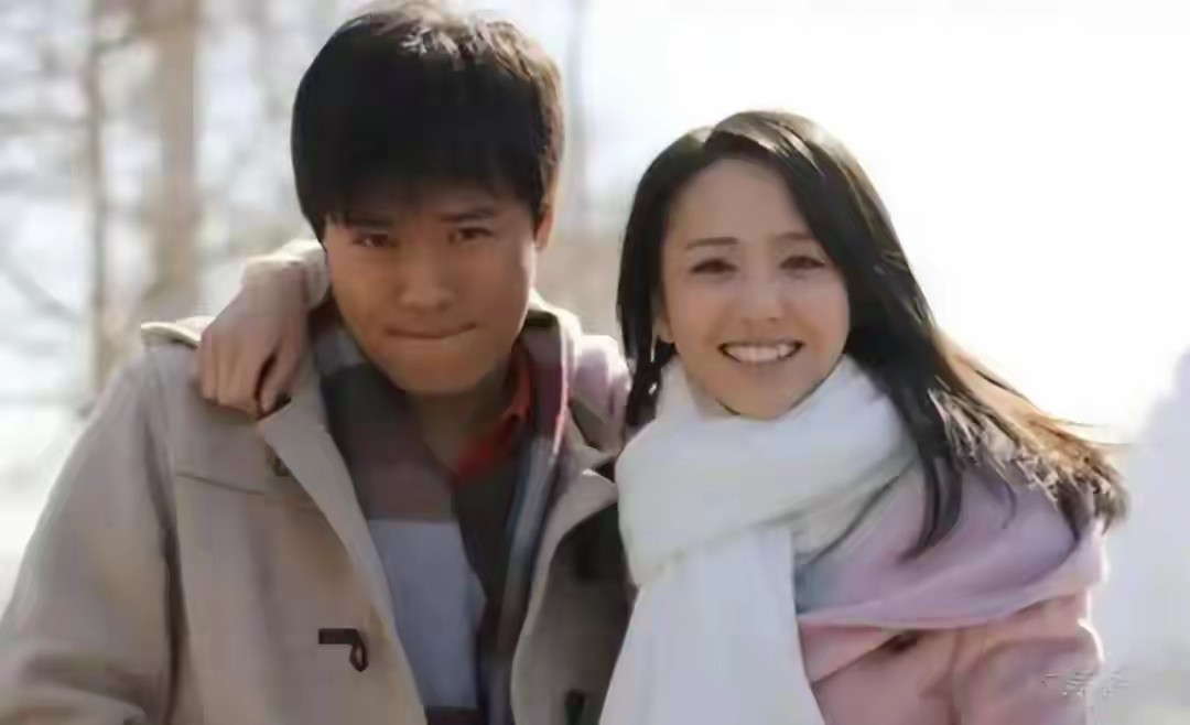 瘦死骆驼比马大！状态不如从前的佟丽娅扫购黄金，大手串太吸睛